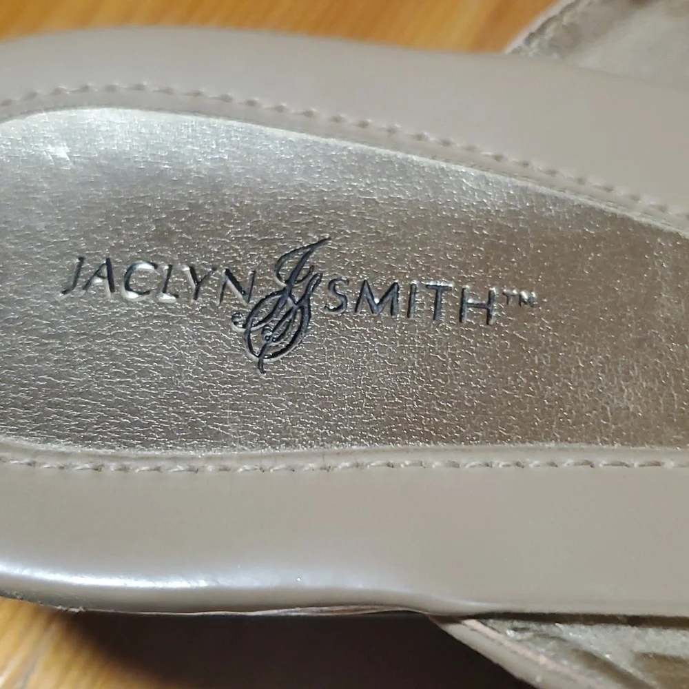 Jaclyn Smith tan sandles size 8.5M